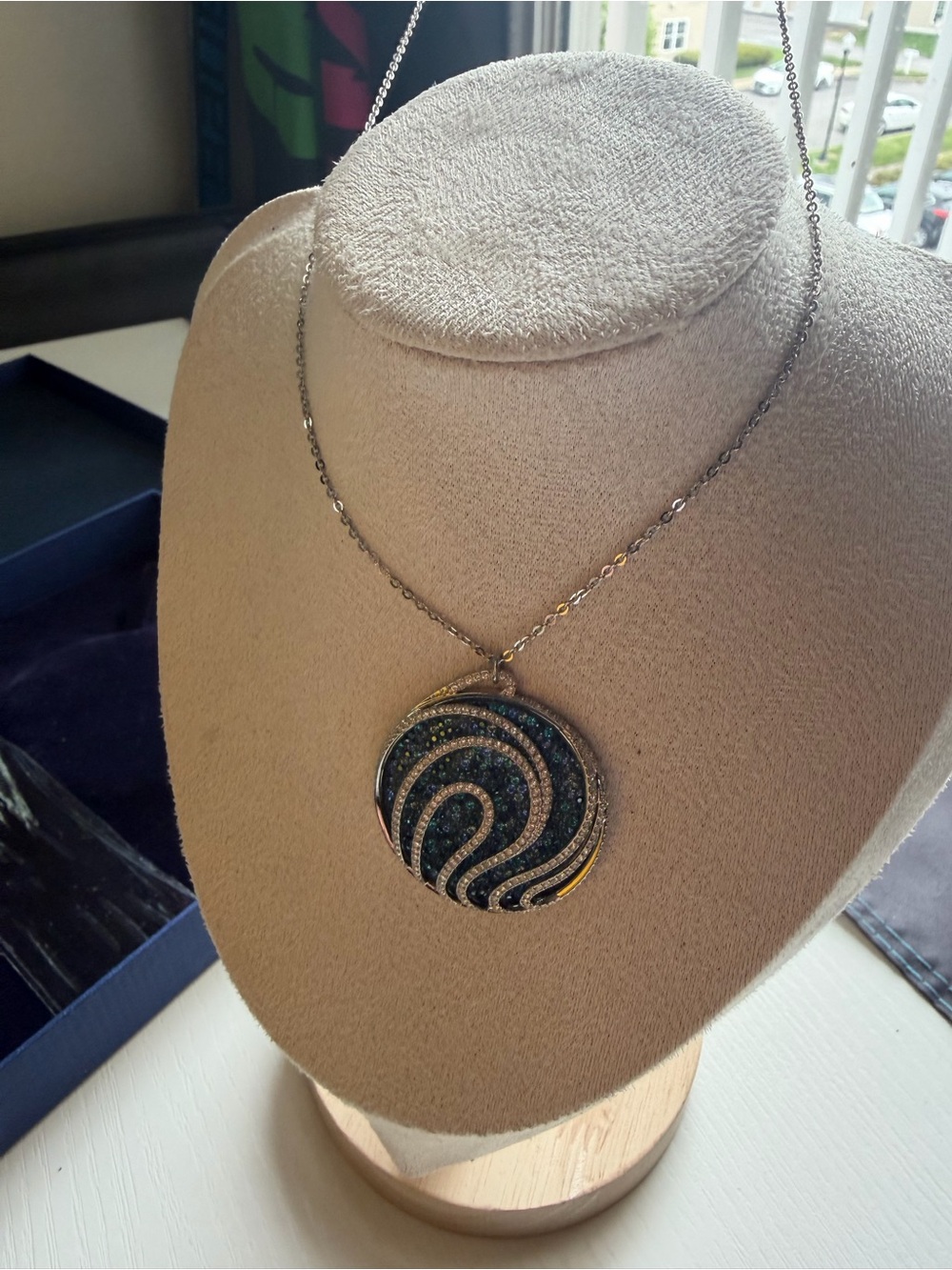 Elegant and Unique Swarovski Necklace - Picture 3 of 6